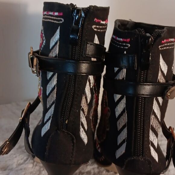 Embroidered Stiletto Pointy Toe Ankle Boots - Picture 4 of 7